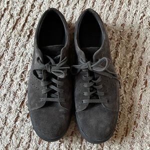 Vince mens brady suede sneaker size 10, like new